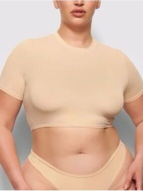 SKIMS FITS EVERYBODY SUPER CROPPED T-SHIRT SAND SMALL